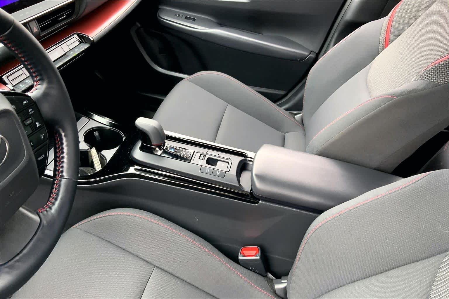 2026 Toyota Prius Plug-in Hybrid SE - Photo 14