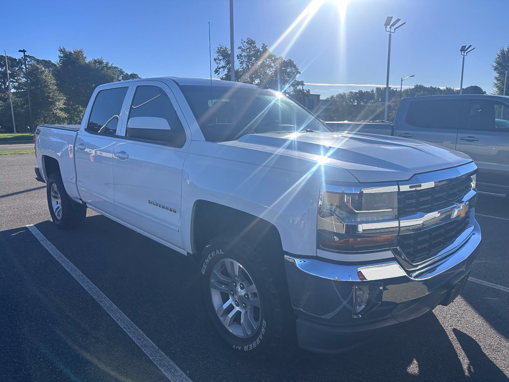 Used 2018 SUMMIT WHITE Chevrolet LT image 5