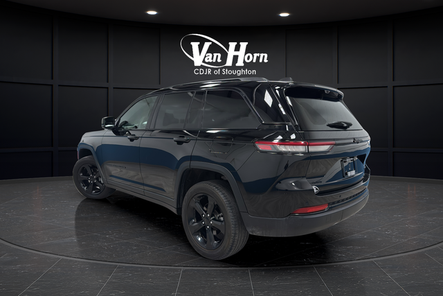 Used 2024 Diamond Black Crystal Pearlcoat Jeep Limited image 5