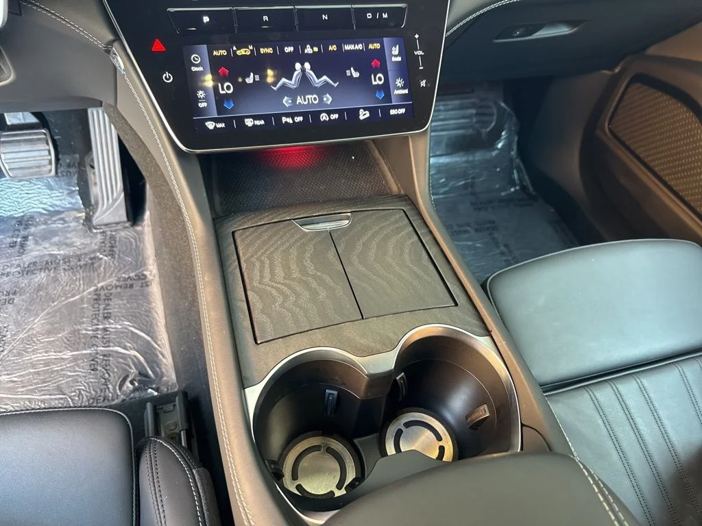 Used 2025 Bianco Maserati Base image 12