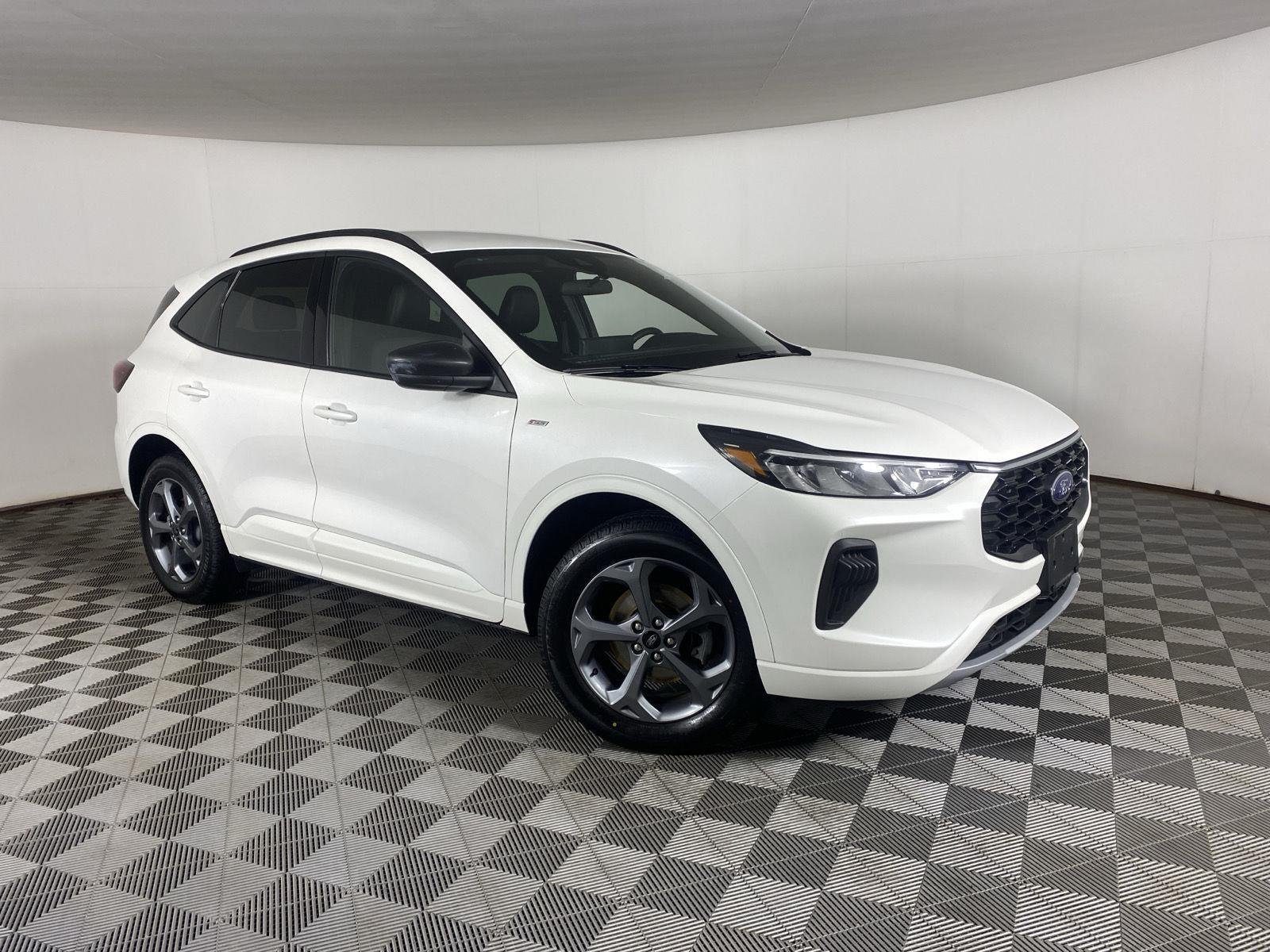 Used 2023 Star White Metallic Tri-Coat Ford ST-Line image 10
