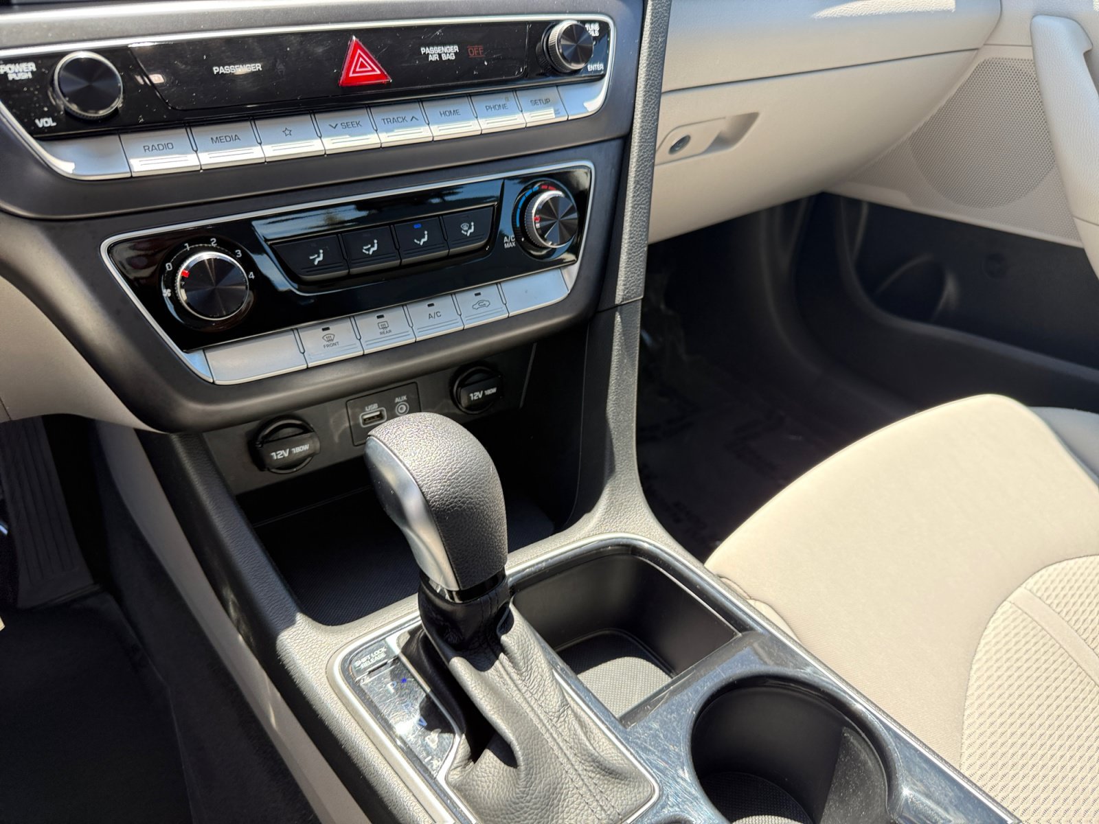 Used 2018 Electric Blue Hyundai SE image 13