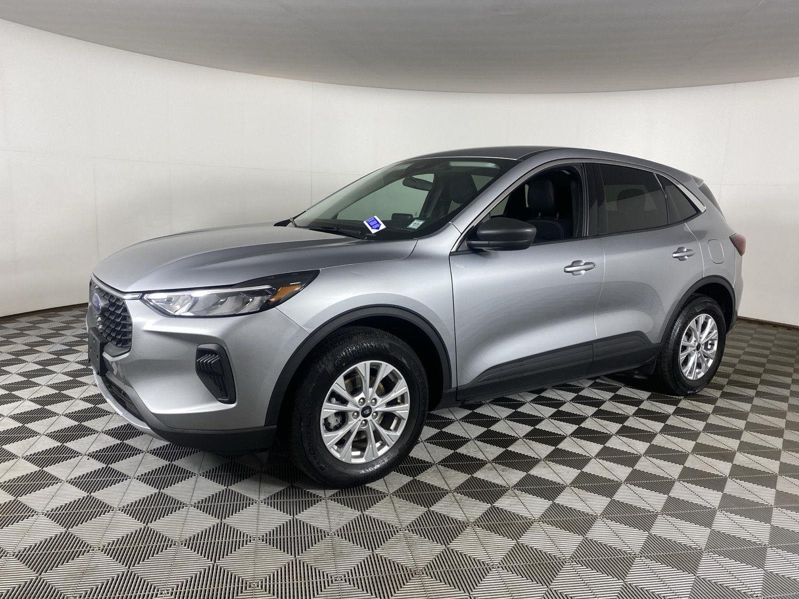 Used 2023 Iconic Silver Ford Active image 3