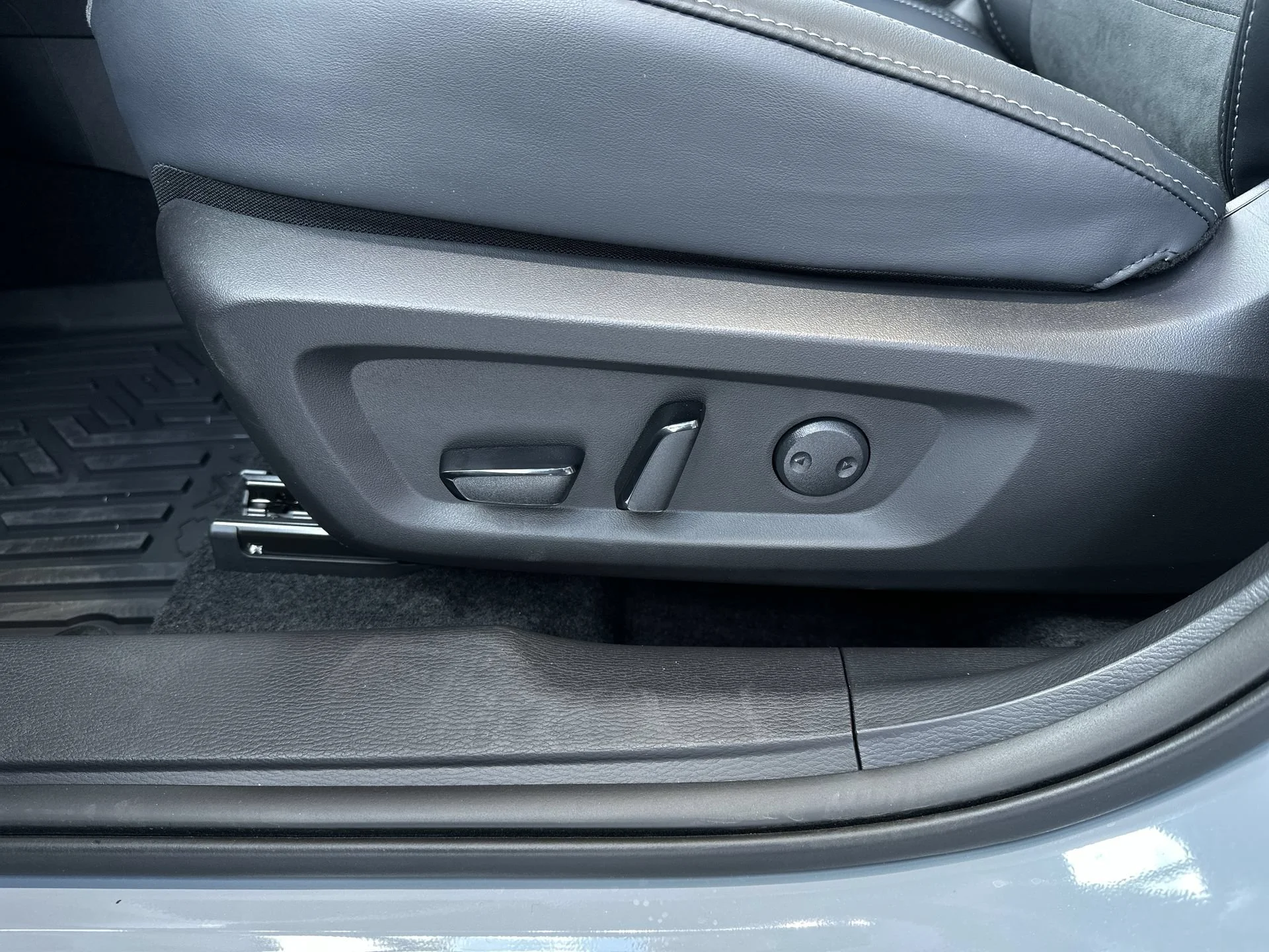 New 2026 Moonstone Gray Metallic/Black Roof Mitsubishi Trail Edition image 13
