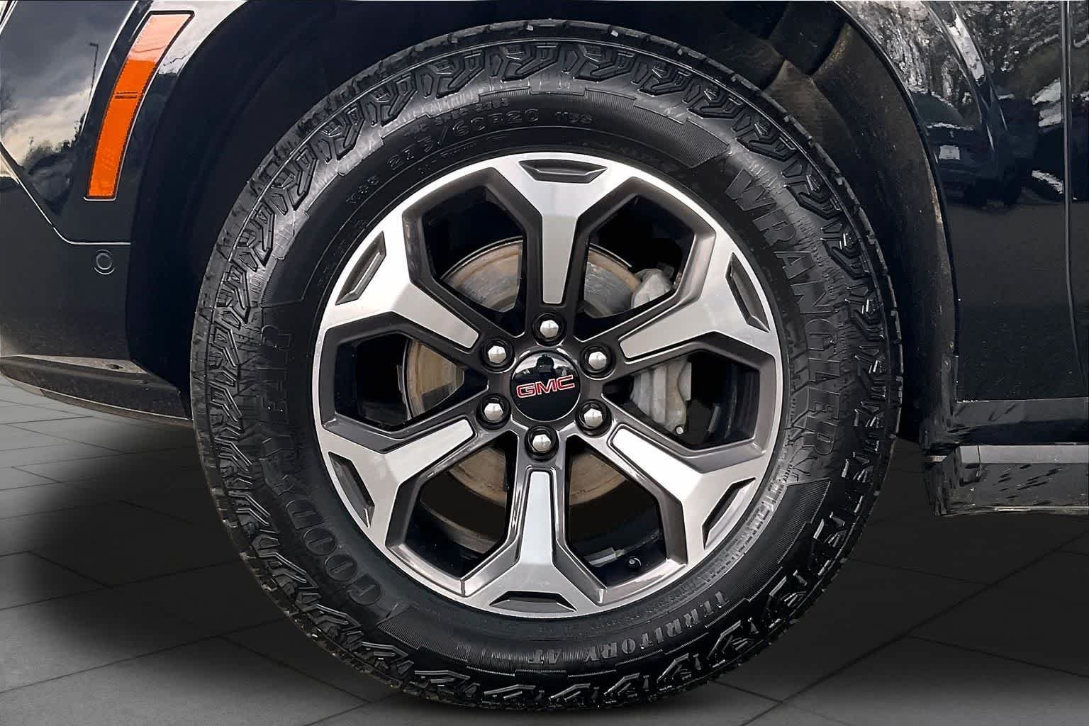 Used 2025 Onyx Black GMC AT4 Ultimate image 10