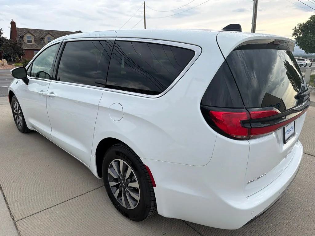 Used 2023 White Chrysler Touring L image 5