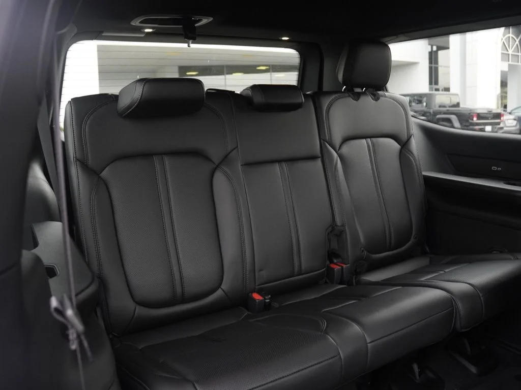 New 2026 Bright White Clear-Coat Exterior Paint Jeep  image 24