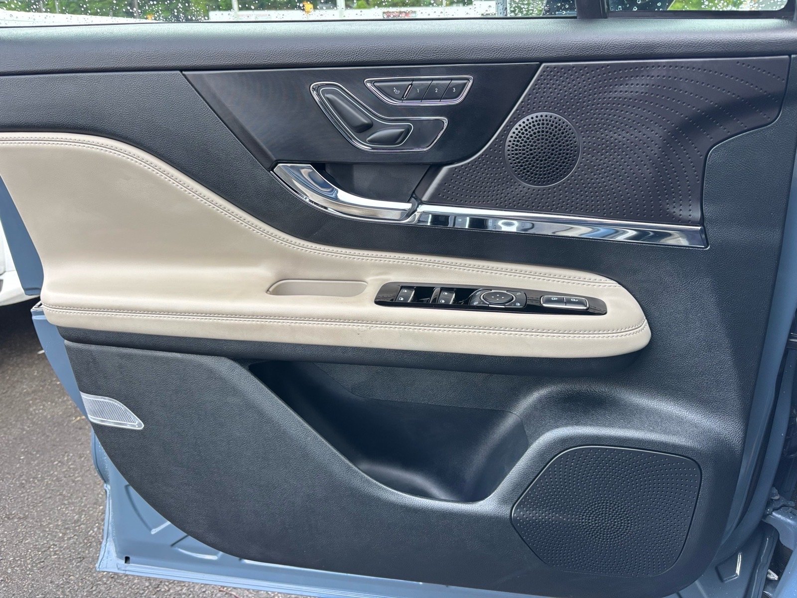 Used 2025 Whisper White Lincoln PREMIERE image 6