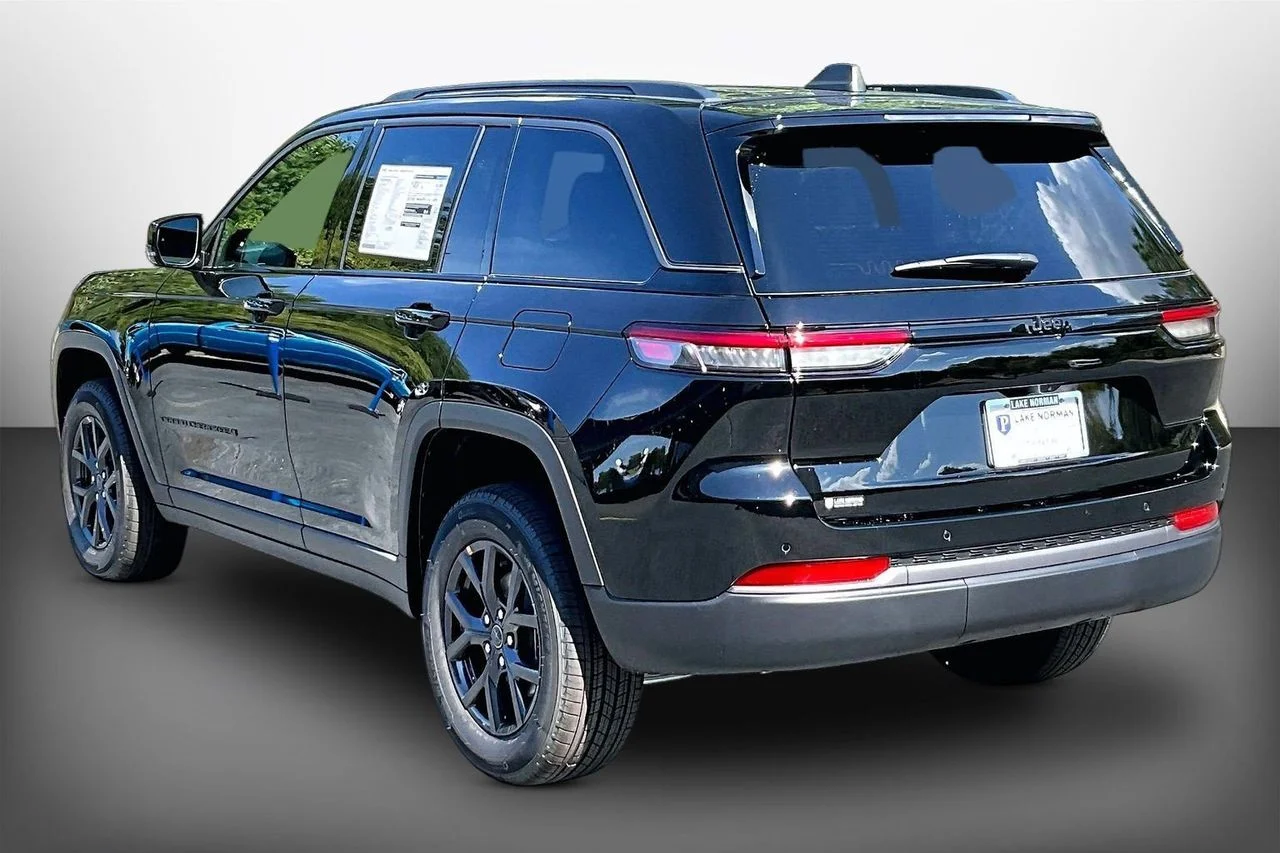 New 2027 High-Gloss Black Paint Jeep Laredo Altitude image 6