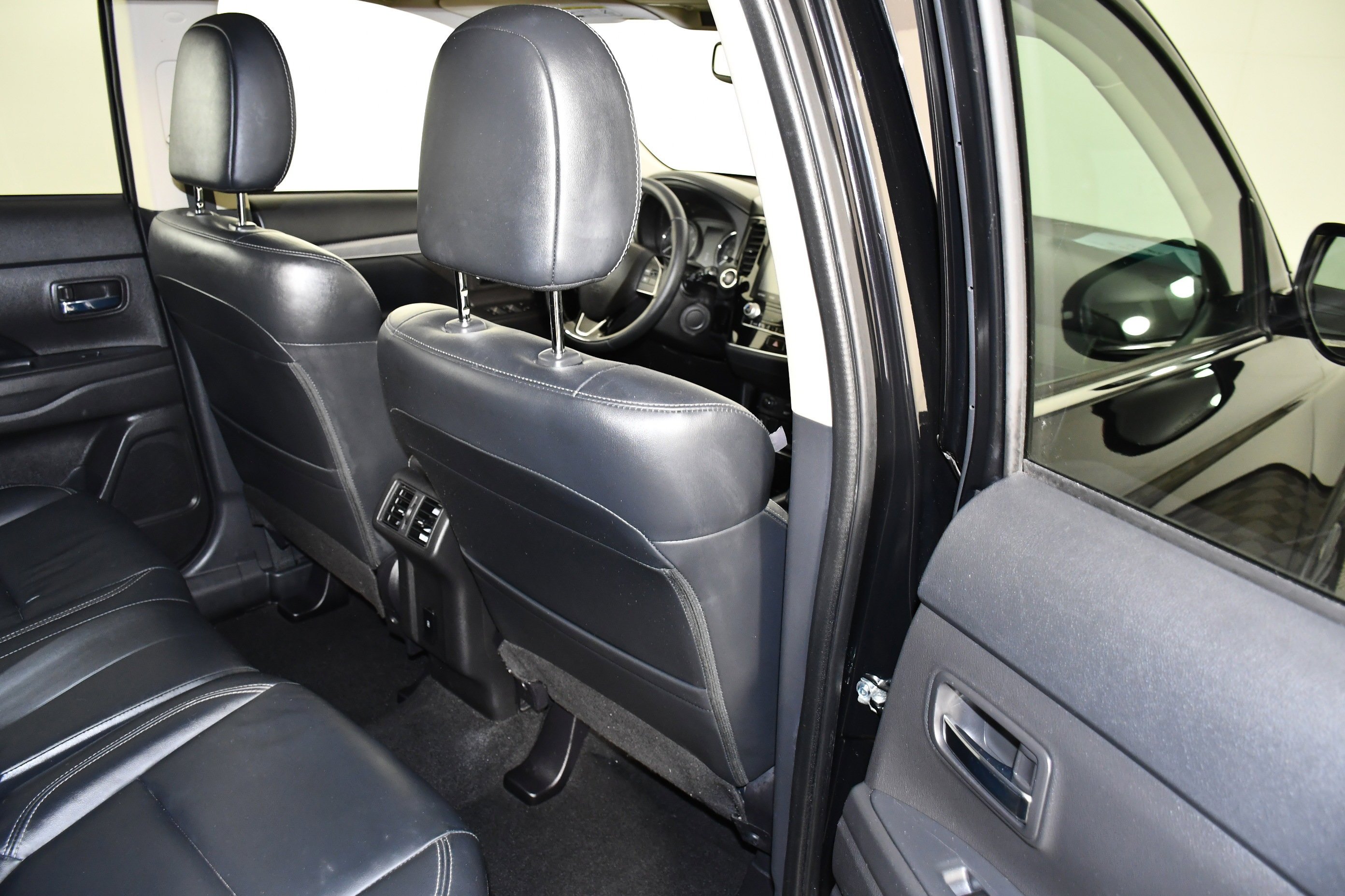 Used 2020 Labrador Black Metallic Mitsubishi SEL image 43