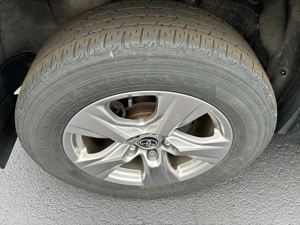 Used 2022 White Toyota XLE image 10