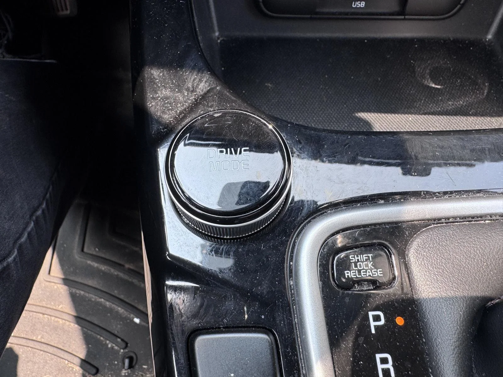 Used 2022 Clear White/Black Roof Kia S image 13
