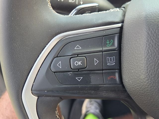 Used 2025 White Jeep Laredo image 22