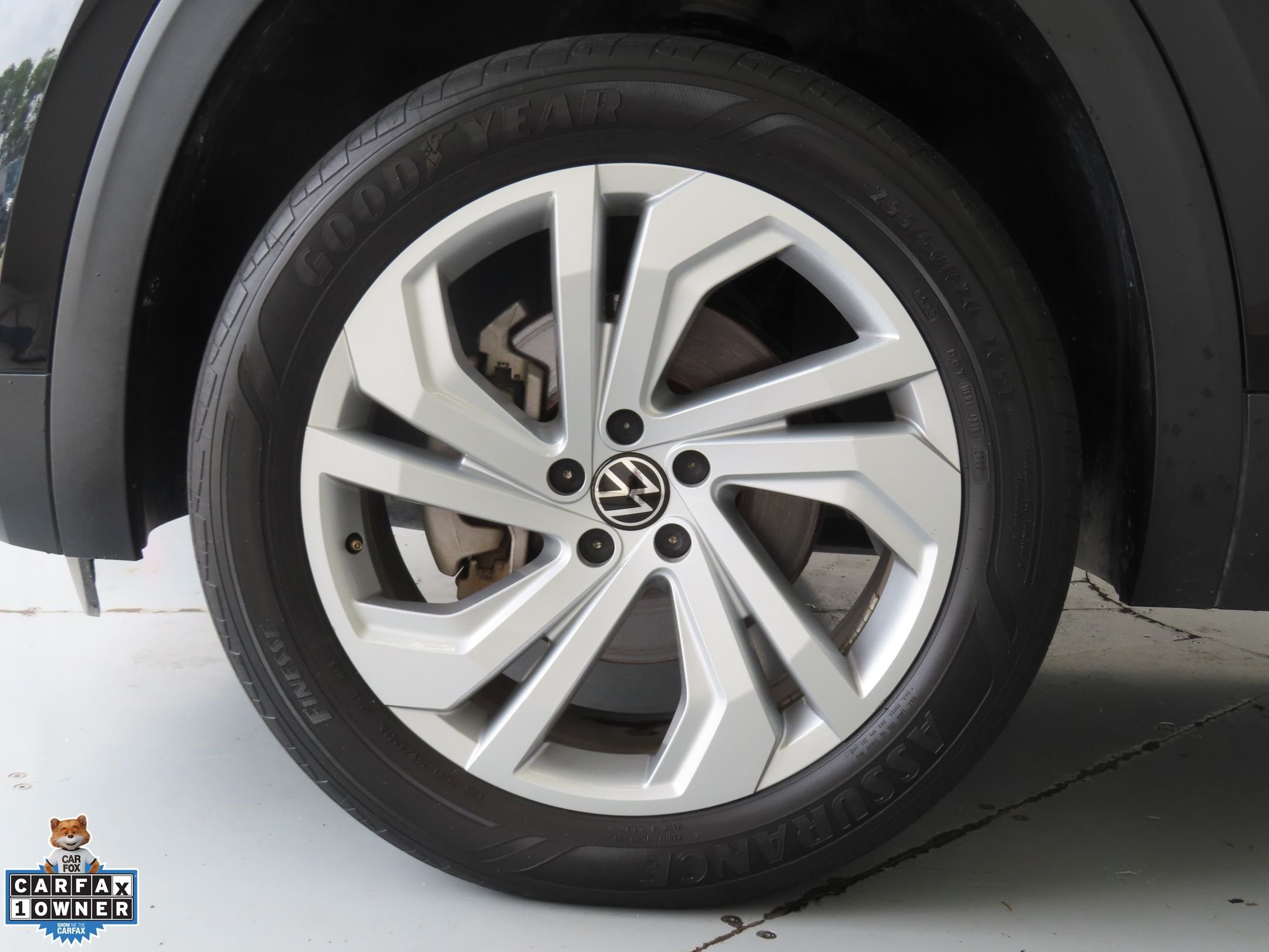 Used 2022 Black Volkswagen 2.0T SE w/Technology image 28