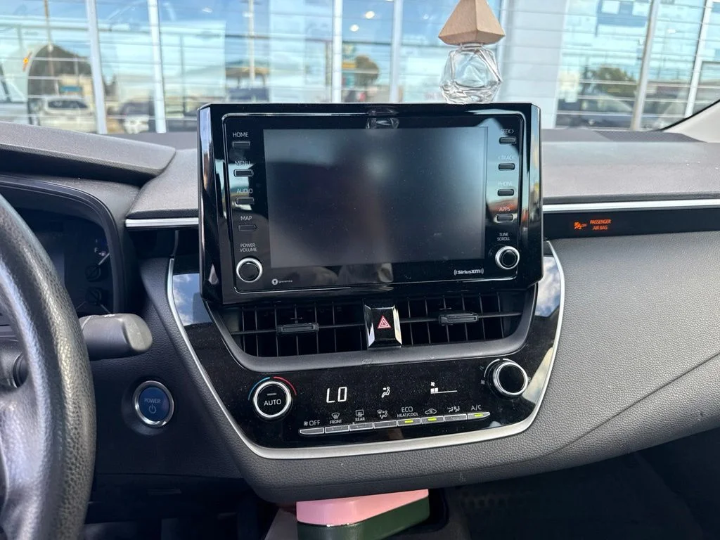 Used 2022  Toyota LE image 3