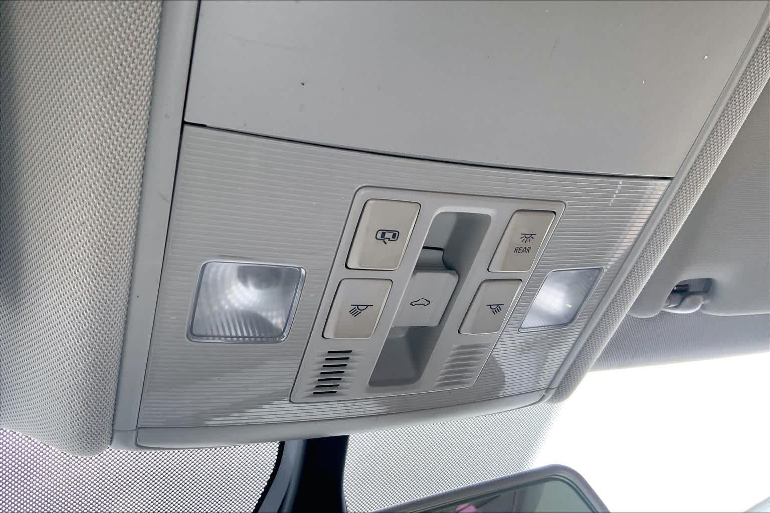 Used 2019 Pure White Volkswagen SE image 26