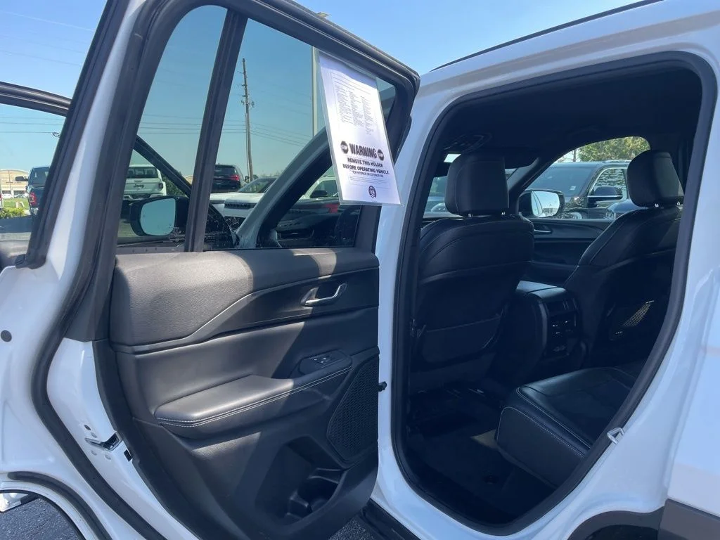 Used 2024 White Jeep Altitude image 28