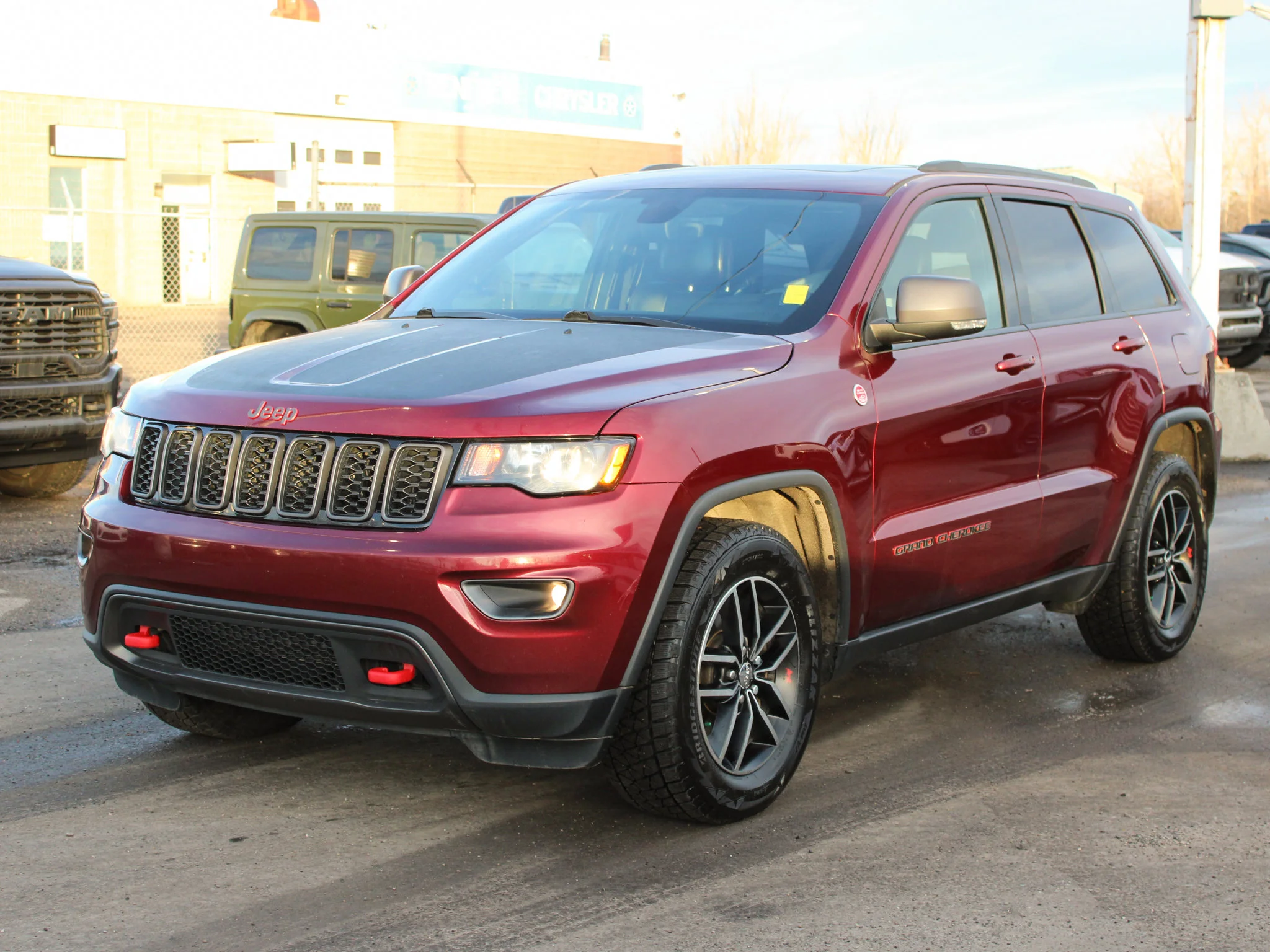 Used 2018 Red Jeep Trailhawk * V6 | Winter Tires | Heated/Vented Seats | Apple CarPlay | Navigation image 10