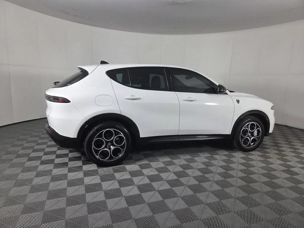 Used 2025 Milano White Alfa Romeo Base image 6