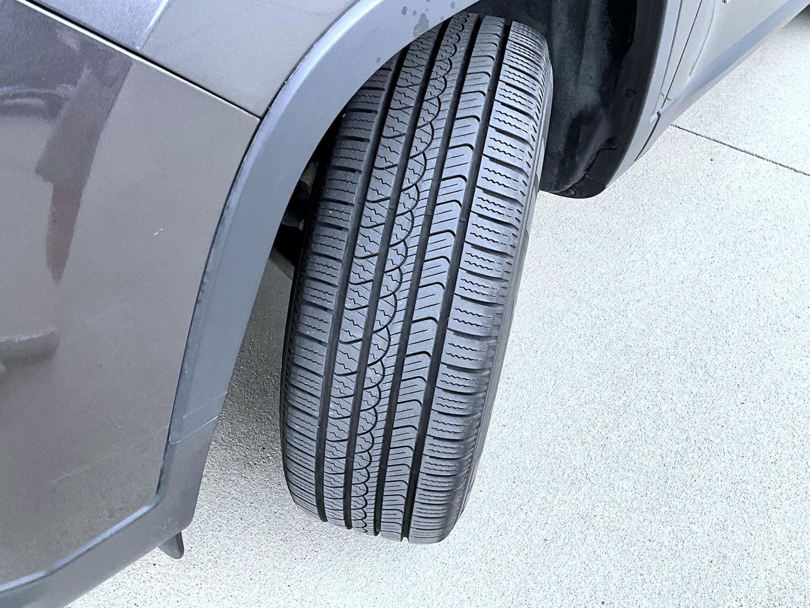 Used 2019 Gray Jeep Latitude Plus image 25