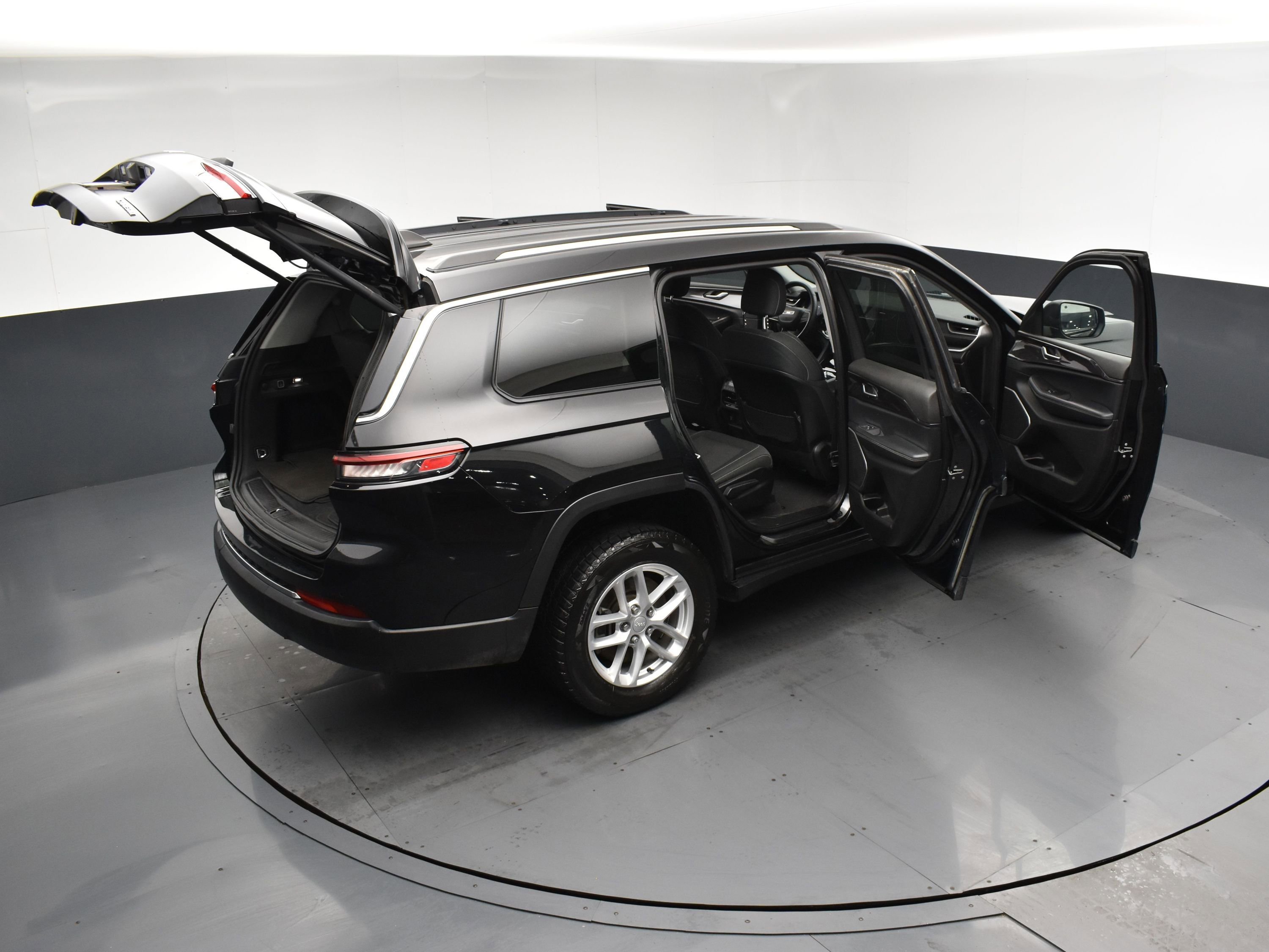 Used 2022 Diamond Black Crystal Pearlcoat Jeep Laredo image 30