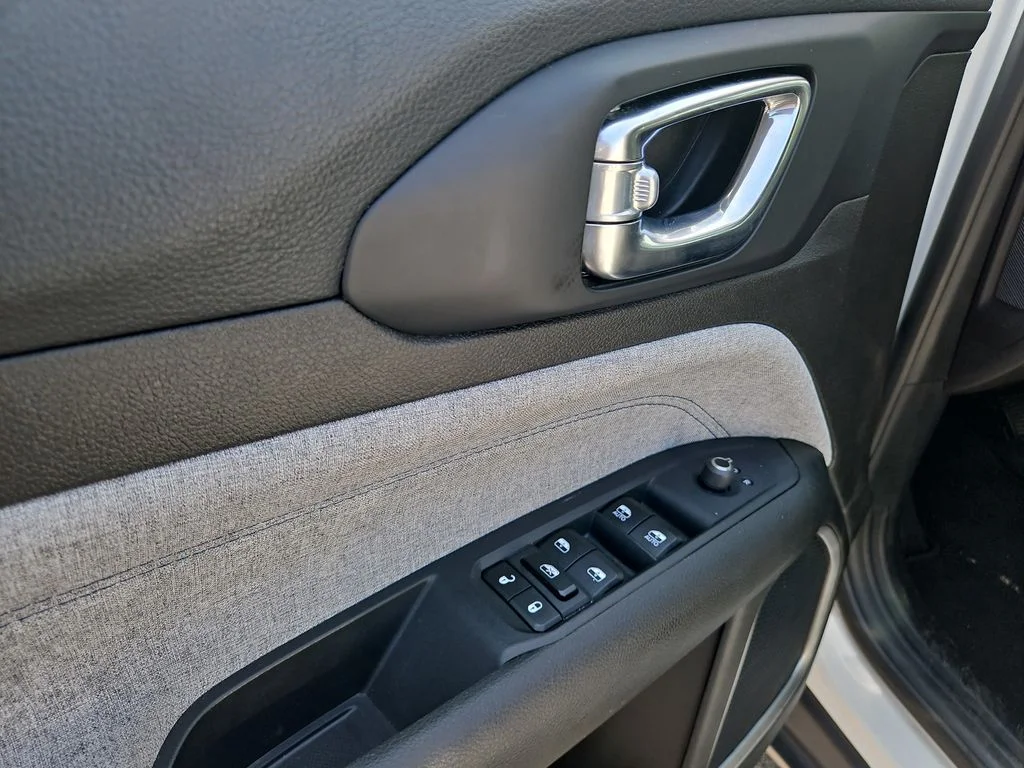 Used 2024 White Jeep Latitude image 21