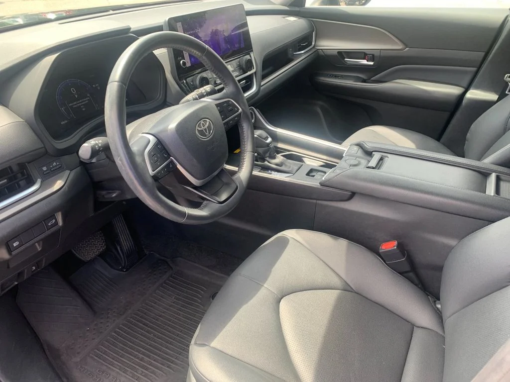 Used 2024  Toyota XLE image 11