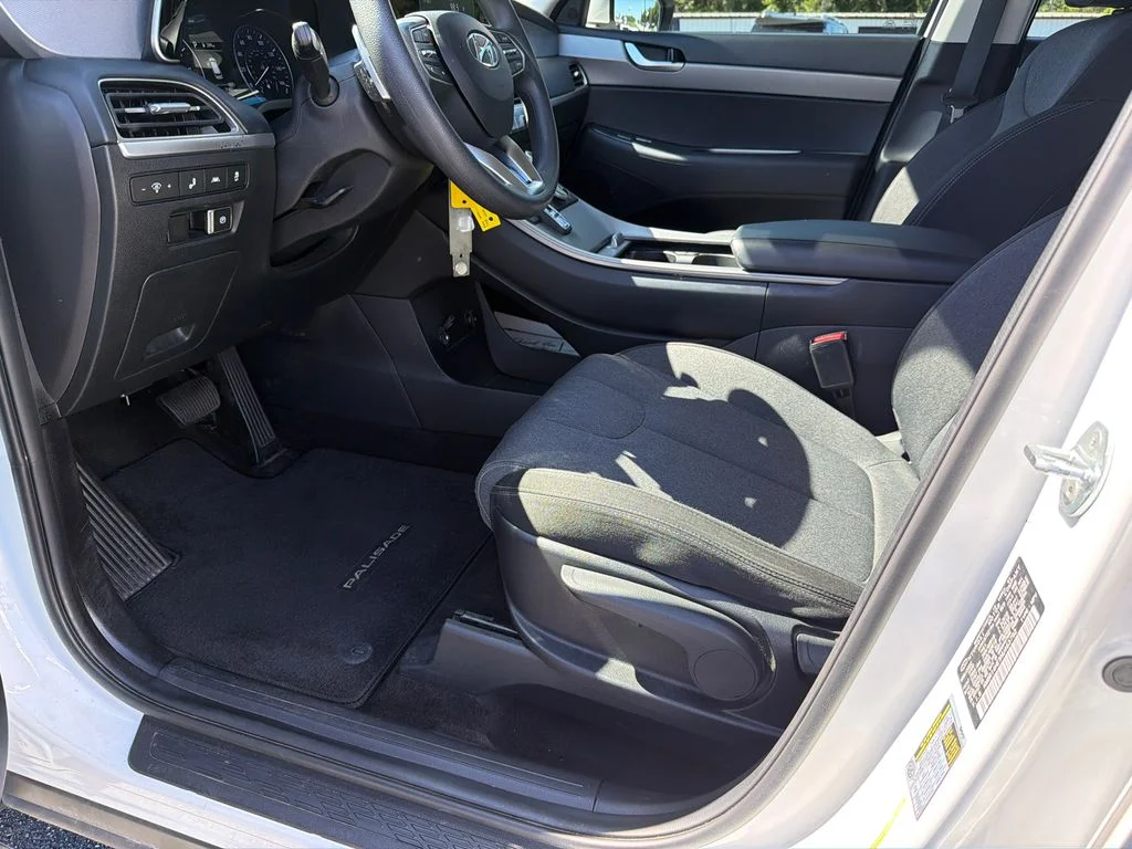 Used 2022 White Hyundai SE image 9