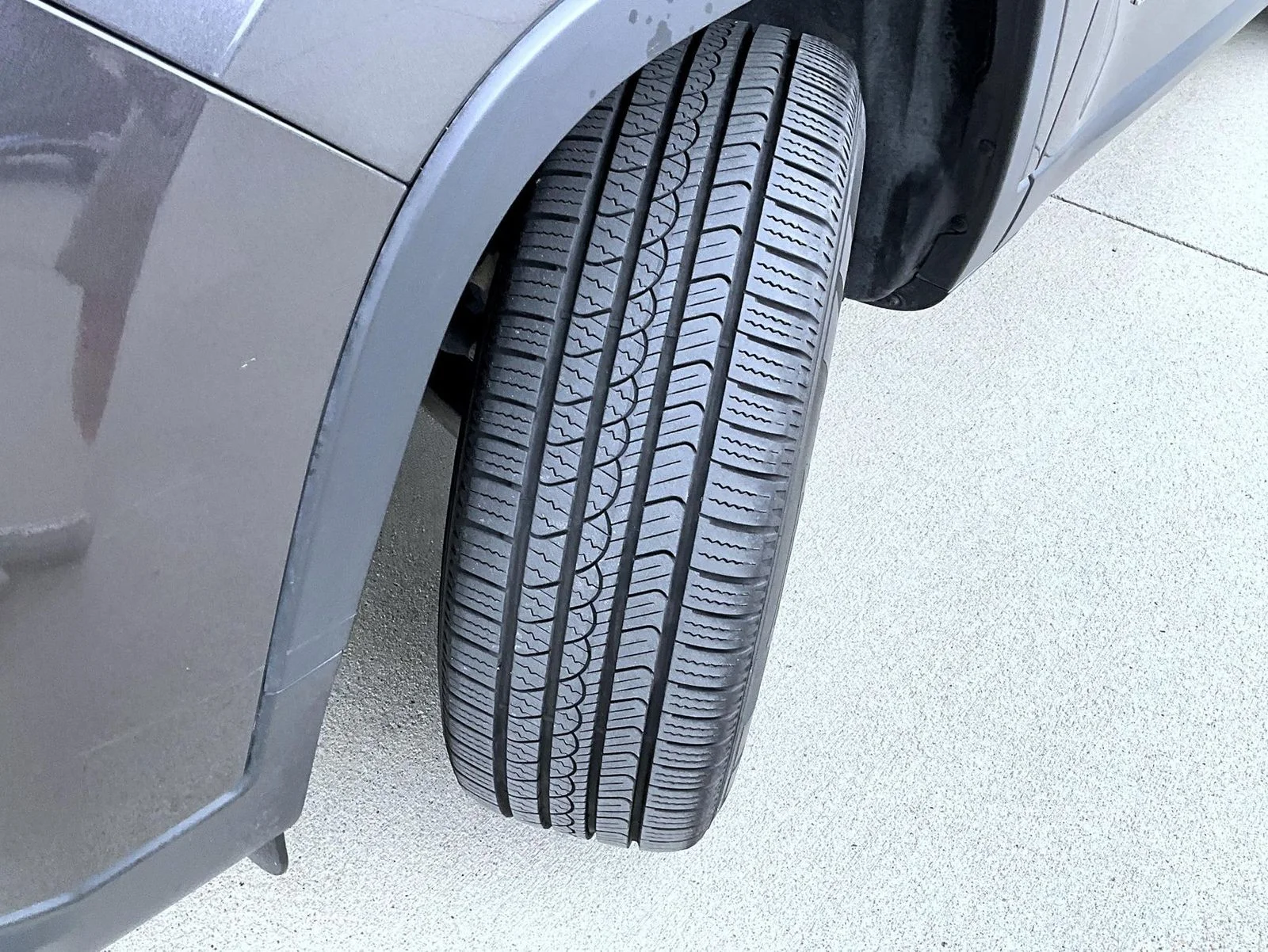 Used 2019 Gray Jeep Latitude Plus image 25