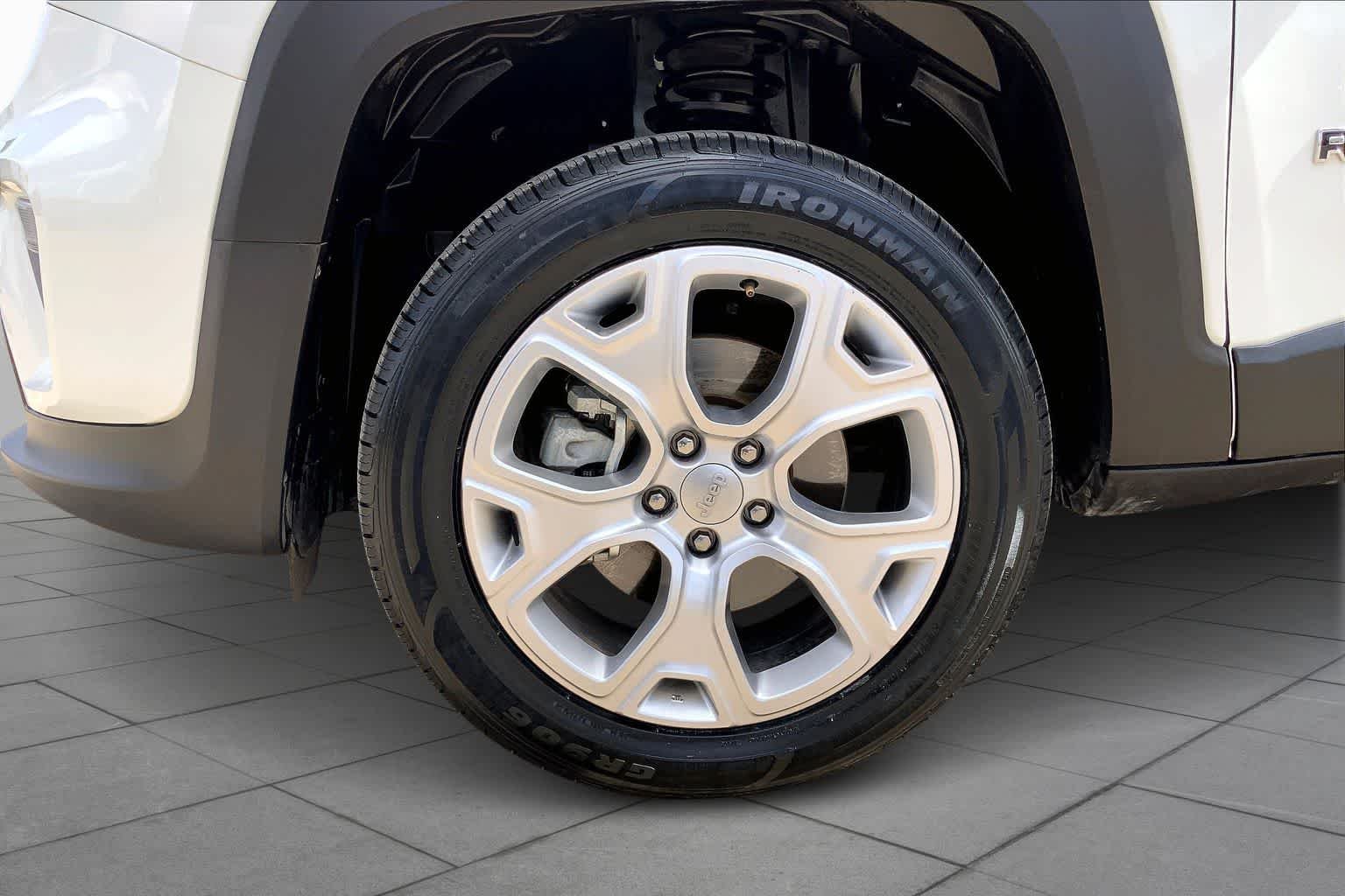 Used 2022 Alpine White Clearcoat Jeep Limited image 11