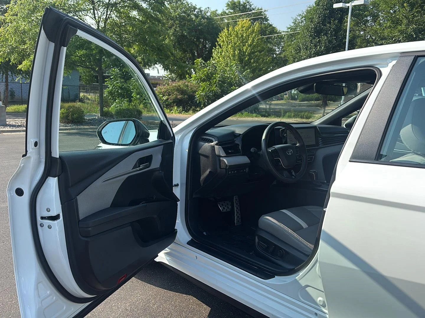 Certified Used 2025 Ice Cap Toyota SE image 2