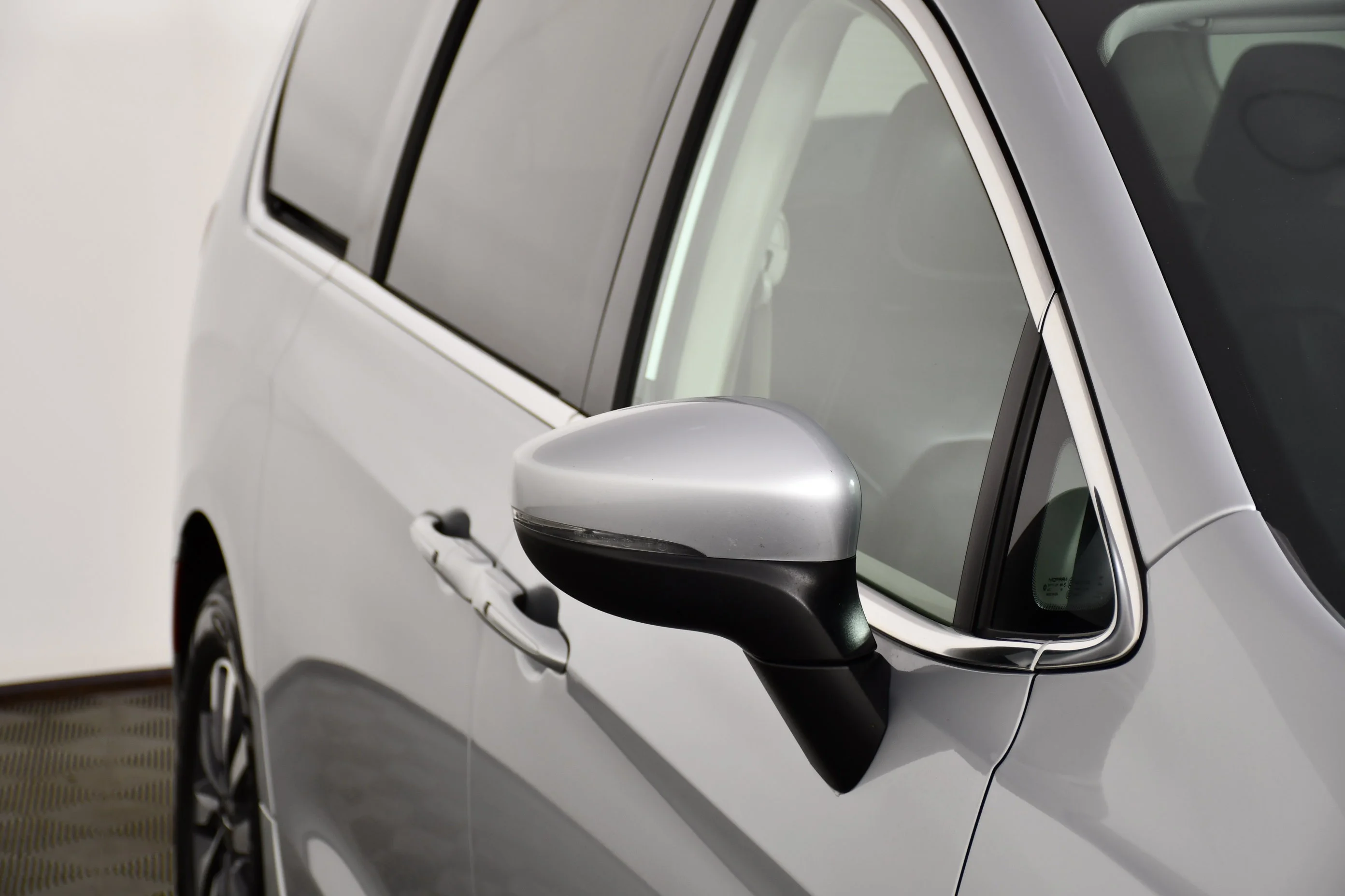 Used 2023 Silver Mist Clearcoat Chrysler Hybrid Touring L image 14