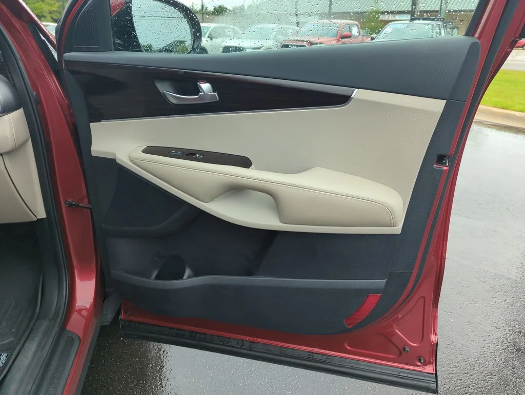 Used 2019 Red Kia LX image 33