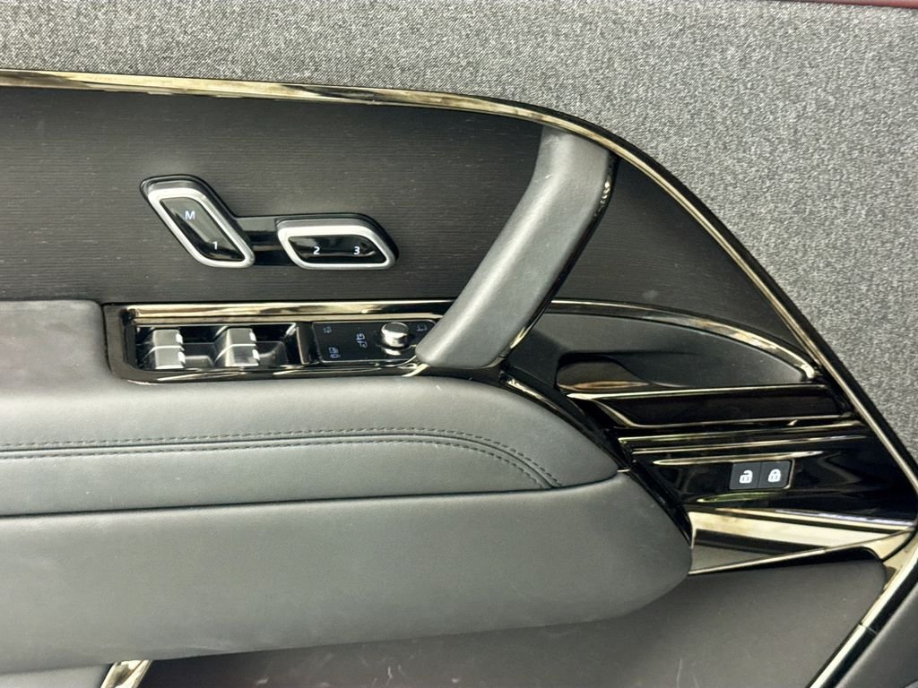 Certified Used 2025 White Land Rover Dynamic SE image 18
