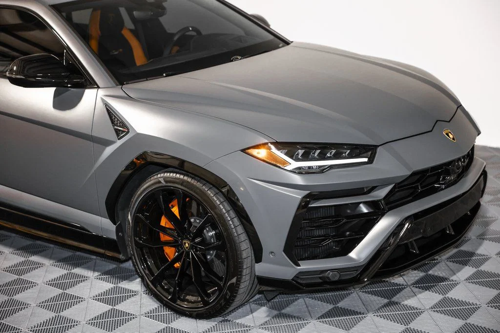 Used 2022  Lamborghini  image 4