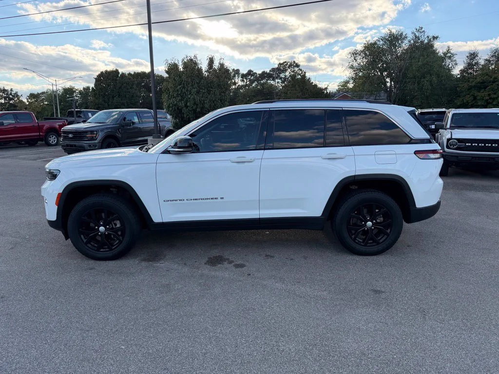 Used 2022 White Jeep Limited image 4