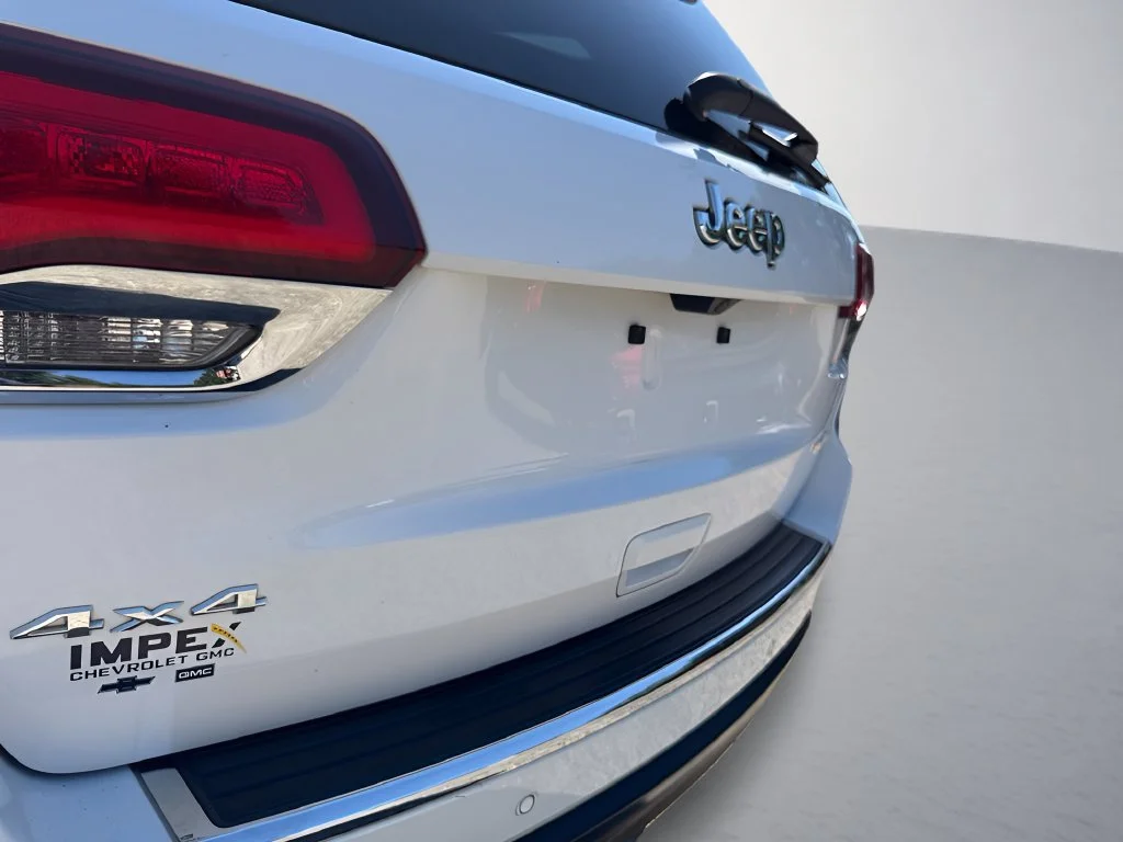 Used 2022  Jeep Limited image 33