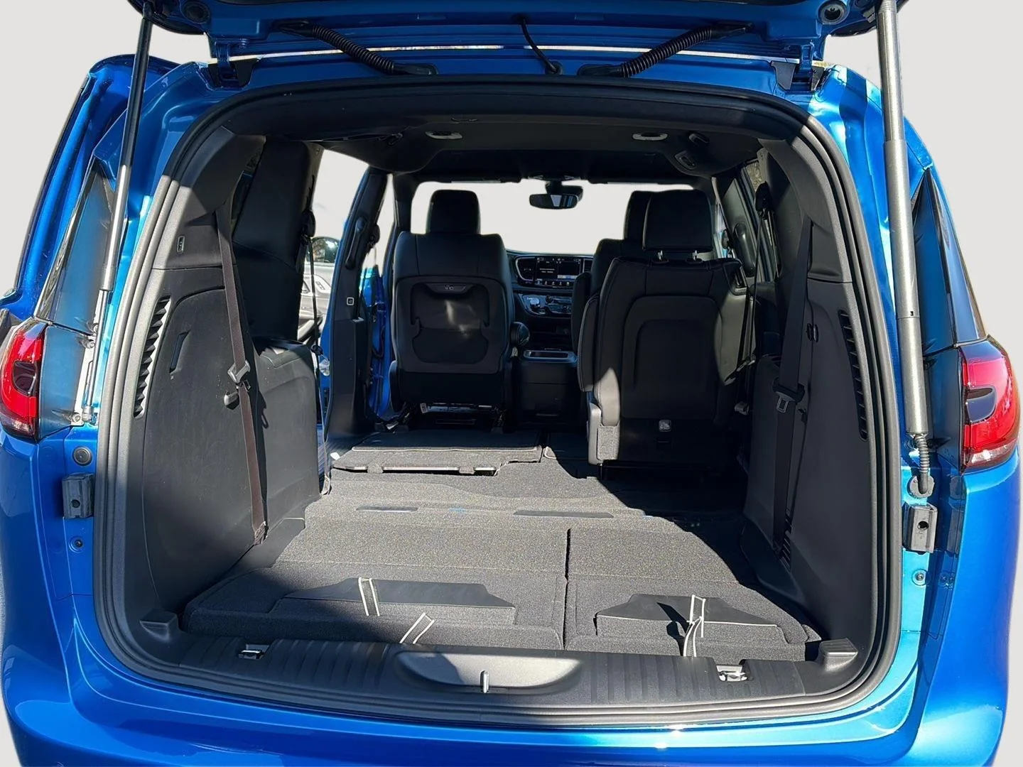 New 2026 Hydro Blue Pearl-Coat Exterior Paint Chrysler Select image 31