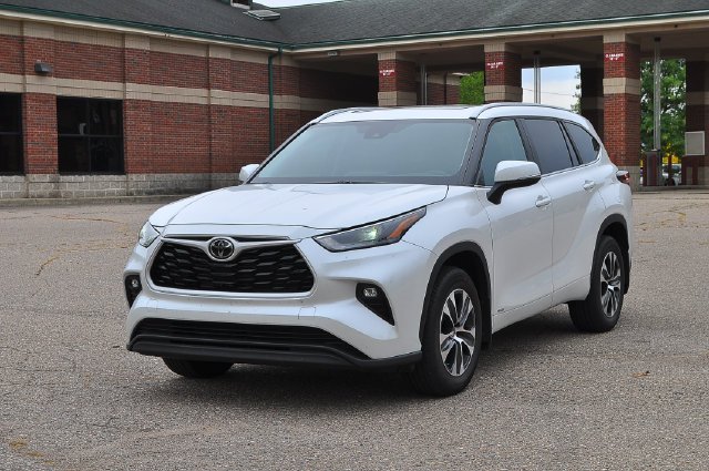 Used 2025 Beige Toyota XLE image 7