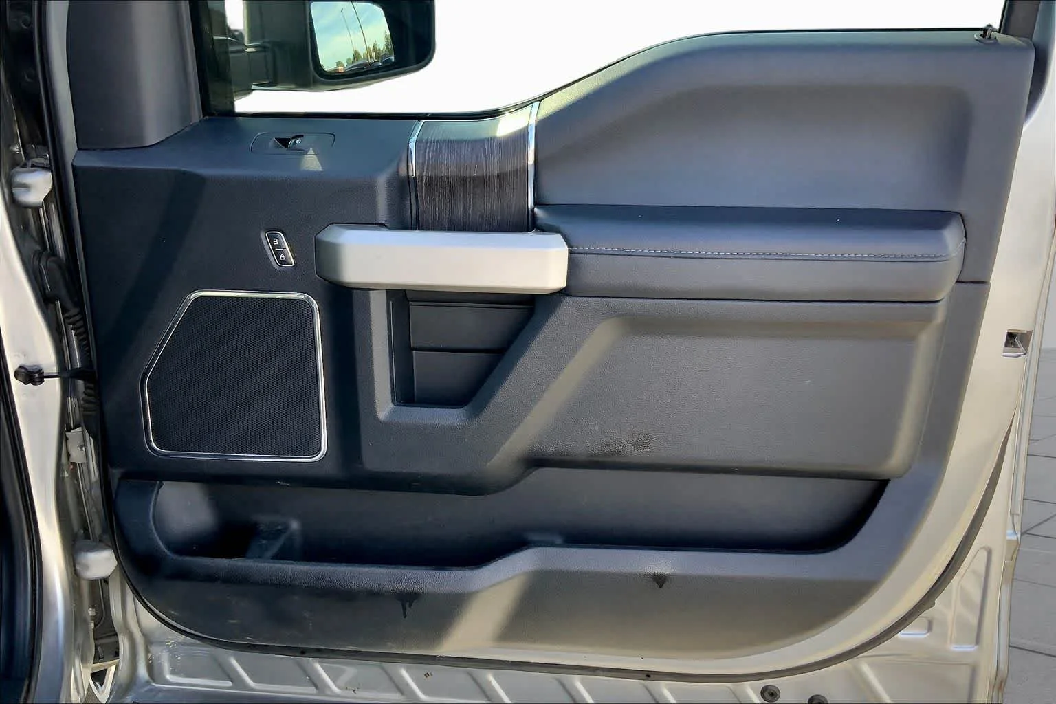 Used 2020 Iconic Silver Metallic Ford LARIAT image 21