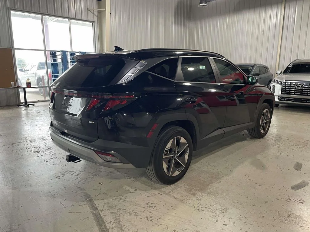 Used 2025 Black Hyundai SEL image 6