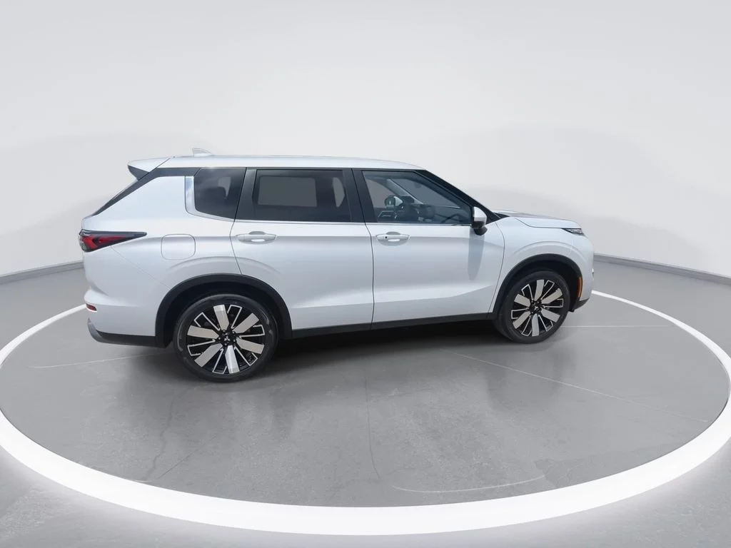 Used 2025 White Mitsubishi SE image 9