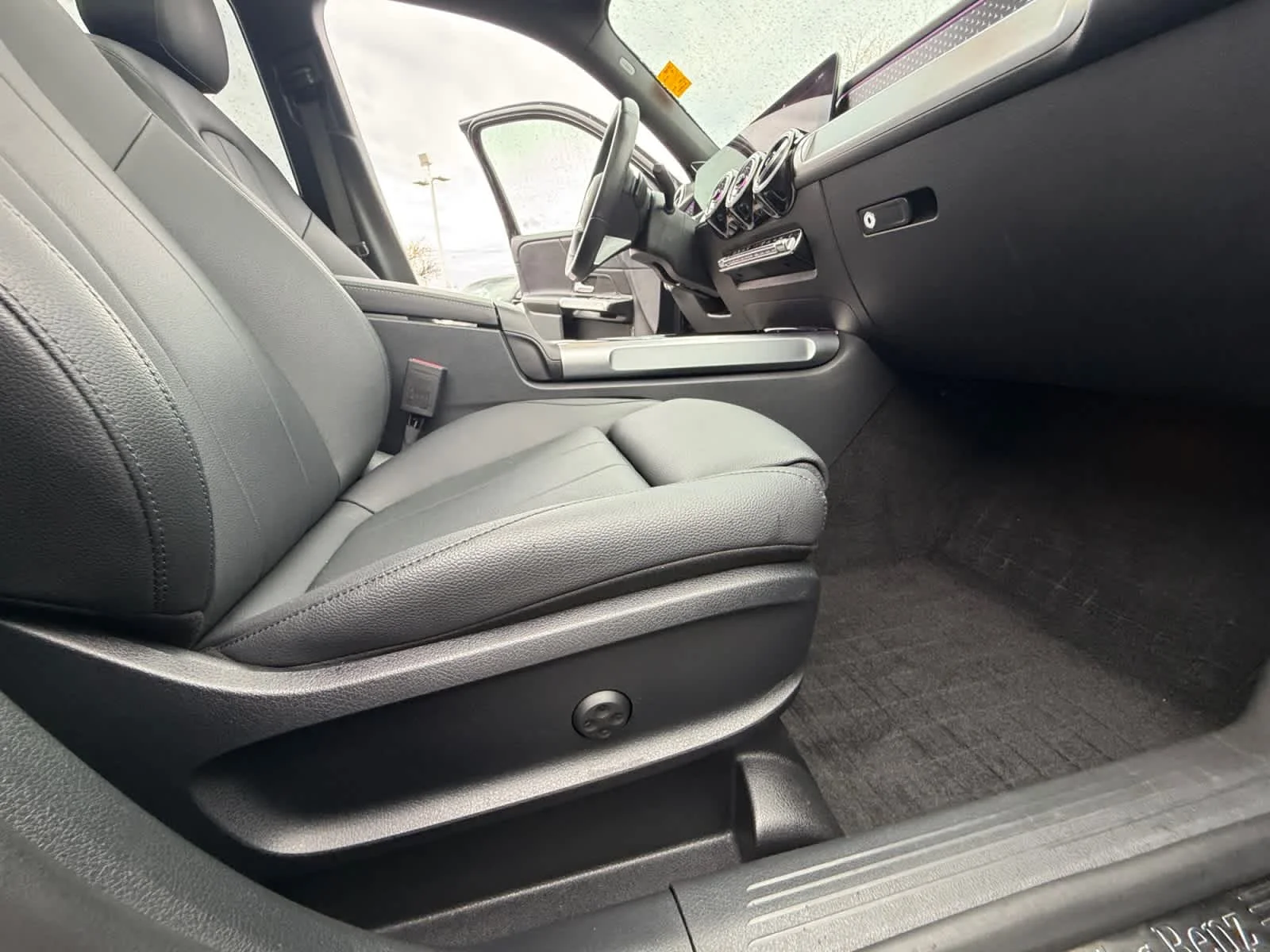 Used 2024 Night Black Mercedes-Benz GLB 250 image 28