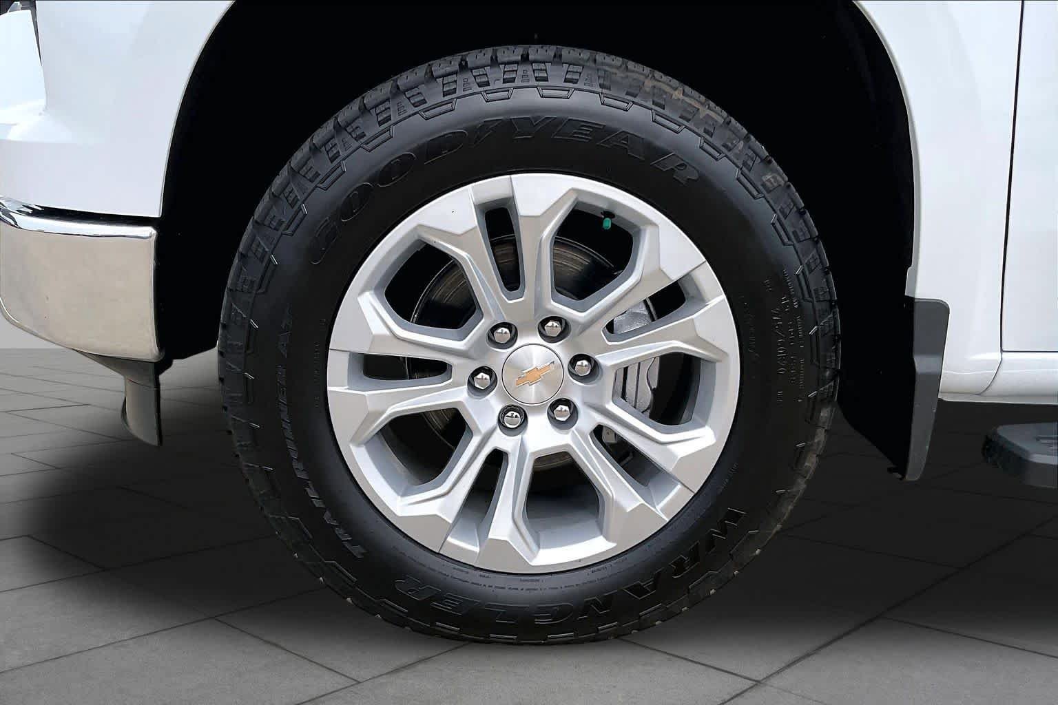 Used 2026 Polar White Tricoat Chevrolet LTZ image 11