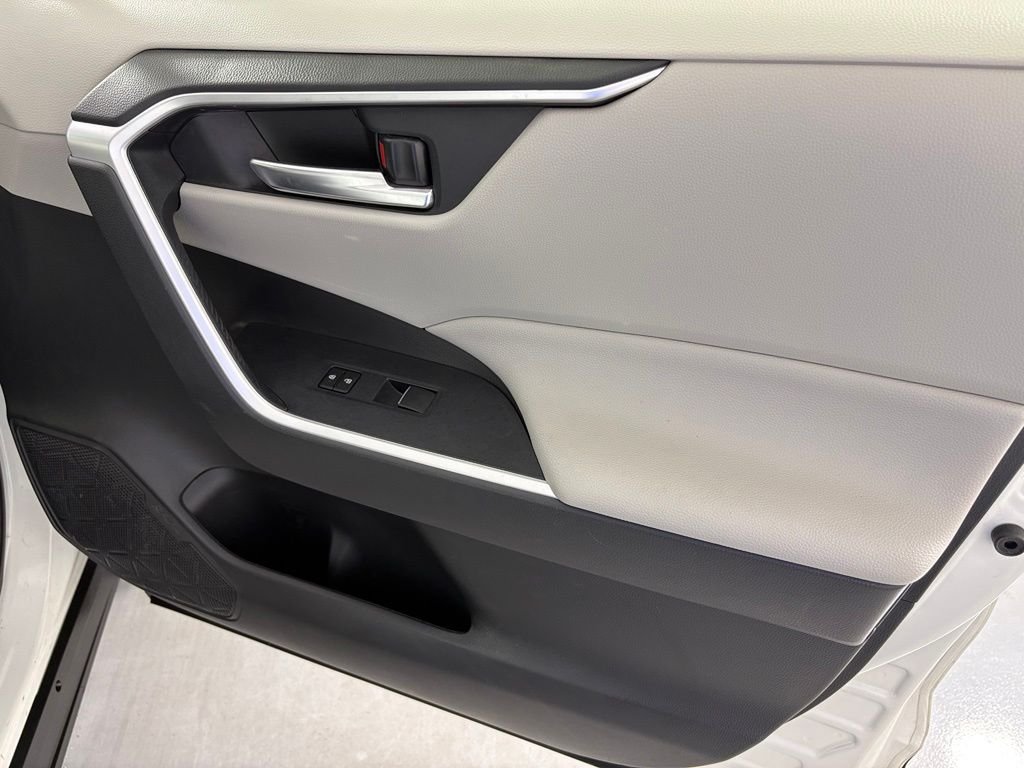 Used 2021 White Toyota XLE Premium image 42