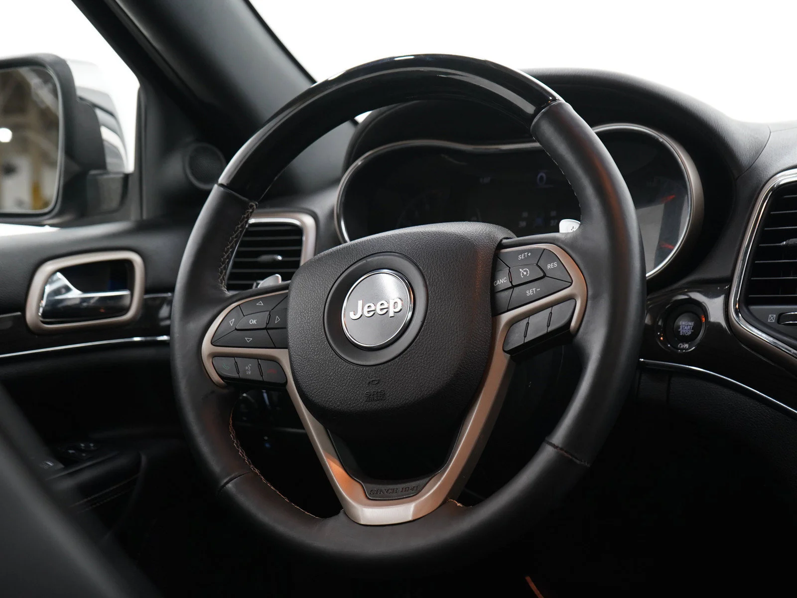 Used 2016 Brilliant Black Crystal Pearlcoat Jeep Overland image 14