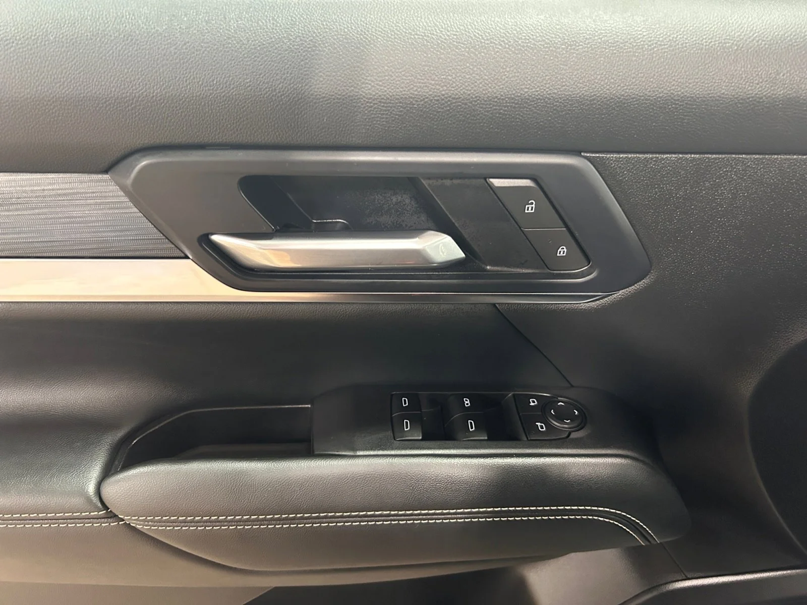 Used 2025 White GMC AWD Elevation image 16