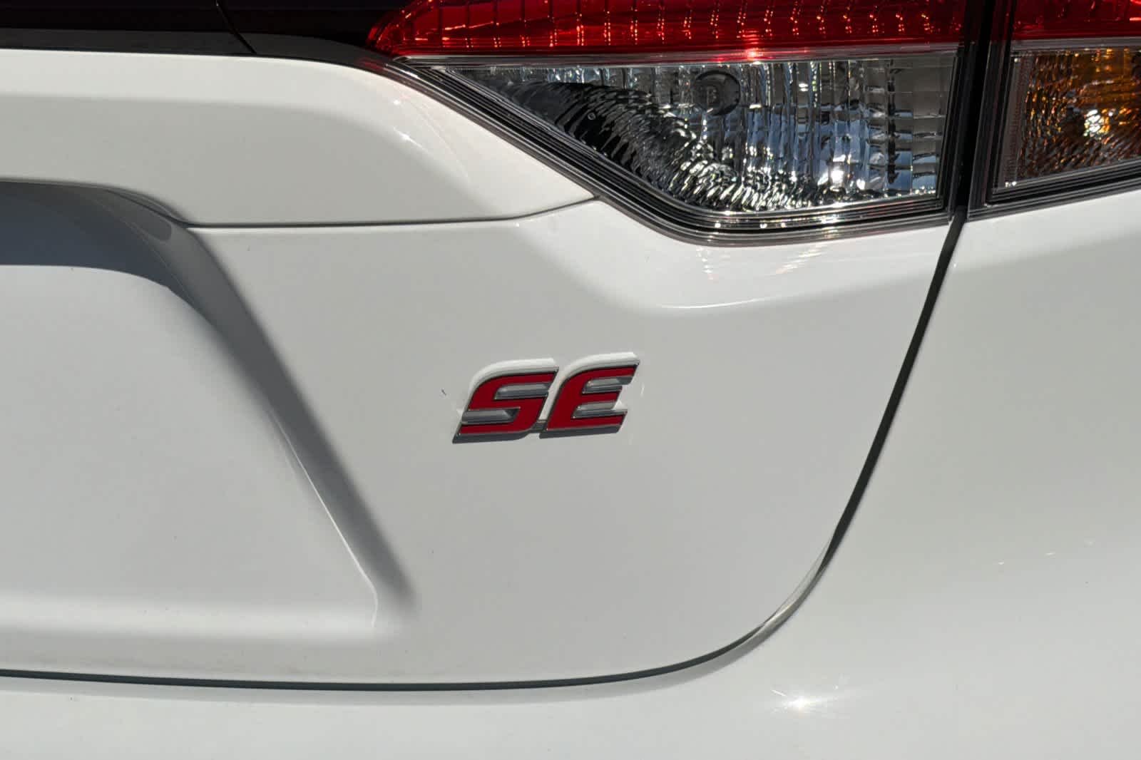 Used 2024 Ice Cap Toyota SE image 30
