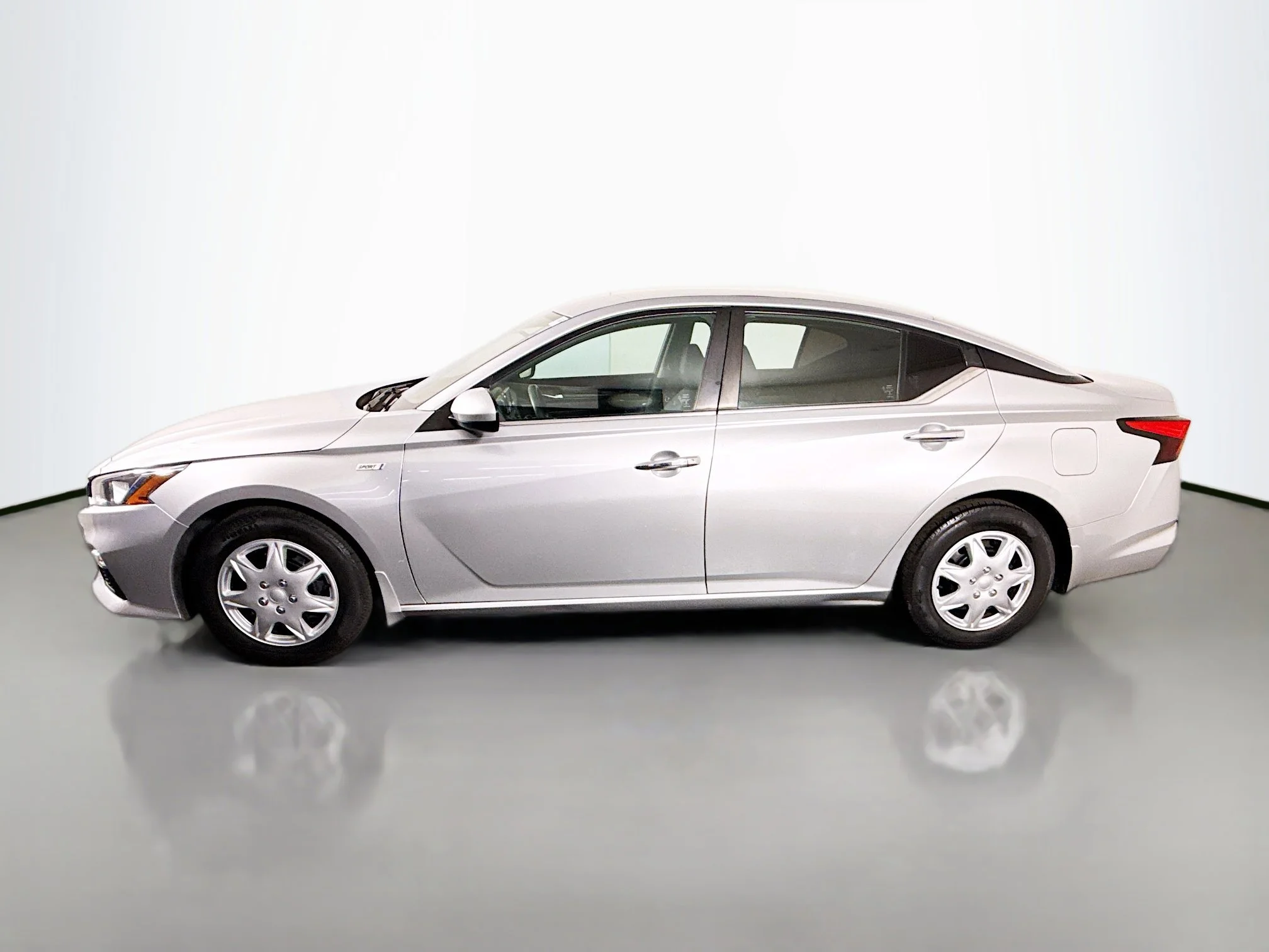 Used 2021 Brilliant Silver Metallic Nissan 2.5 S image 4