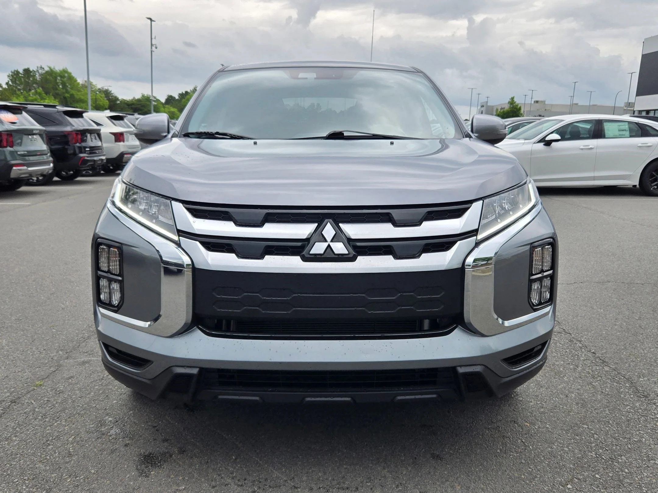 Used 2024  Mitsubishi SE image 2